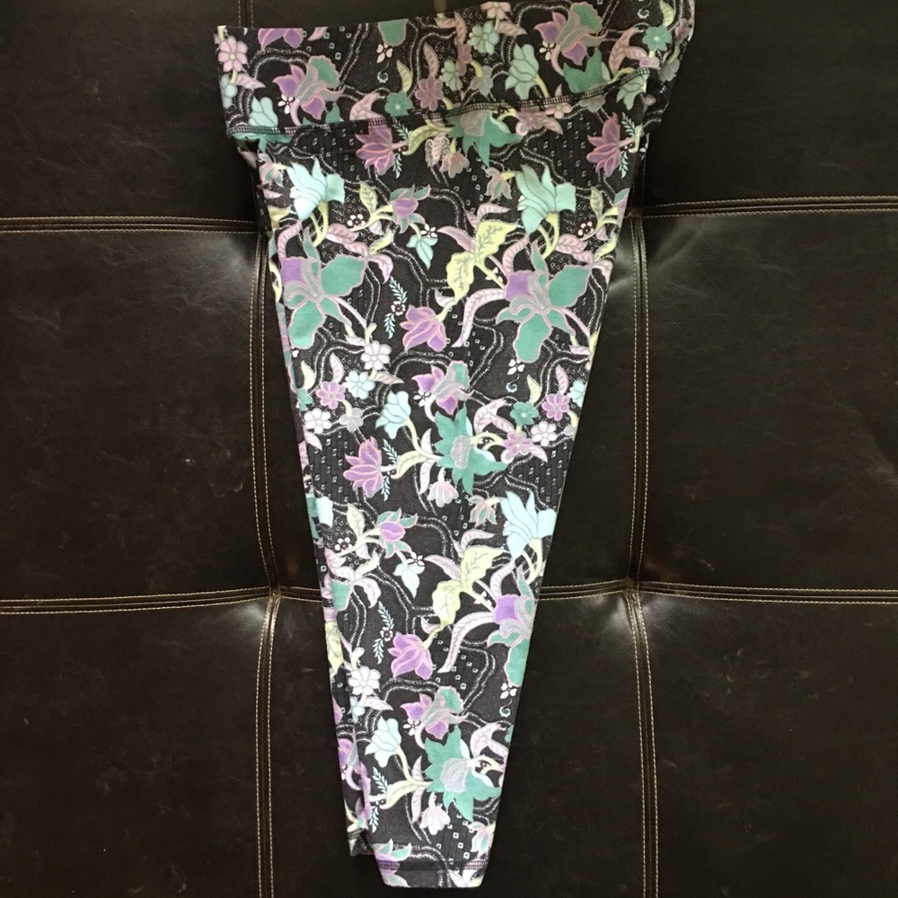 Victoria’s Secret Cropped Leggings - Size Large